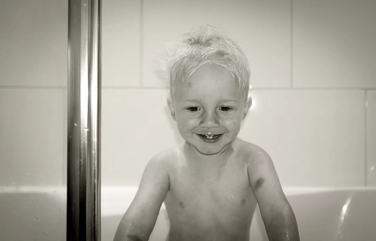 Child bath. Мальчик в ванной. Мальчишки в ванной. Детишки в ванной.