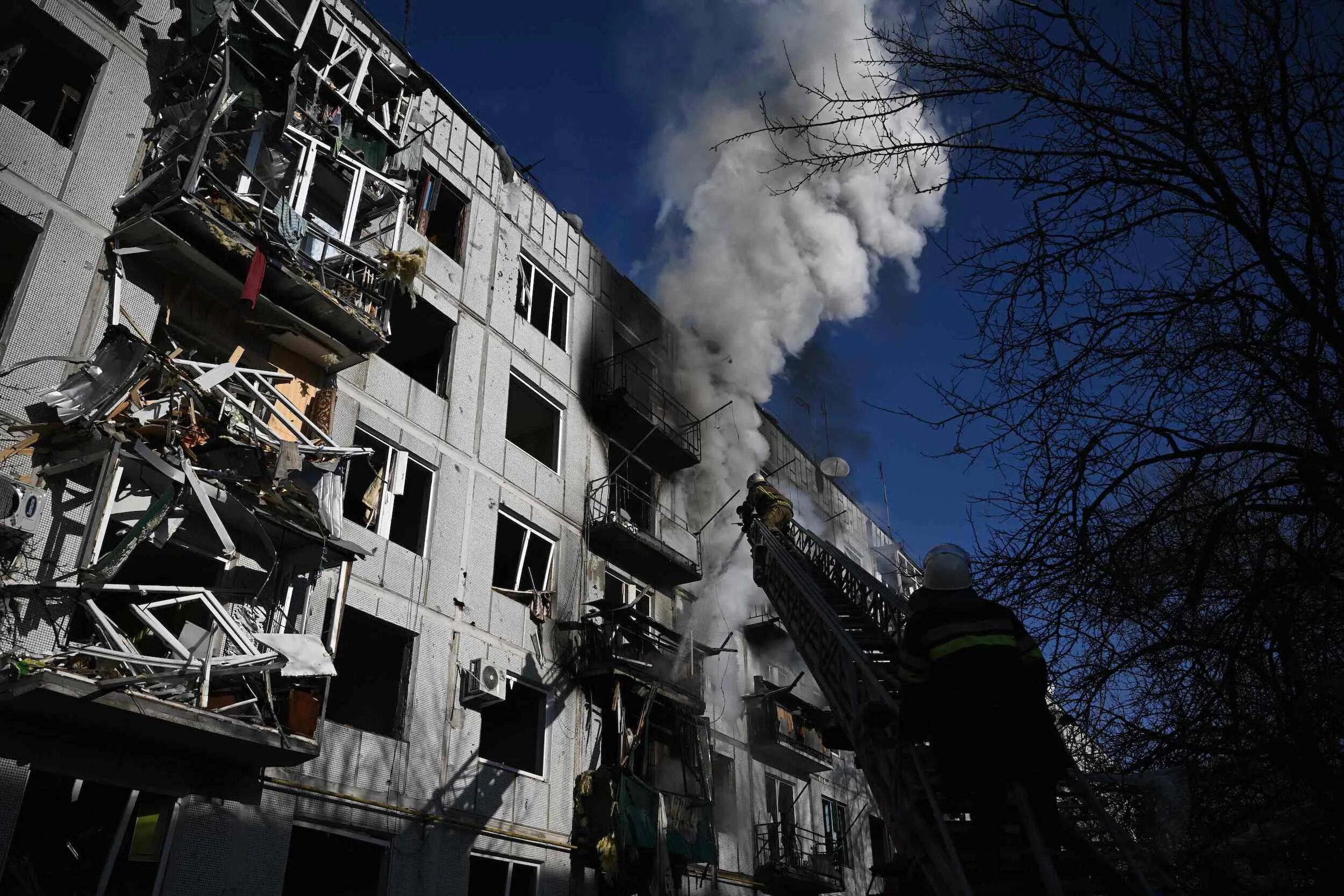 Разрушенный взрывом дом. Разрушенный дом. Украина здания бомбежка.