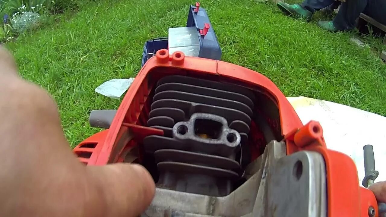 Триммер husqvarna 125r. Ремонт триммера хускварна 128r. Хускварна 125 триммер. Бензокоса хускварна 128r переборка. Ремонт триммера хускварна 128r.