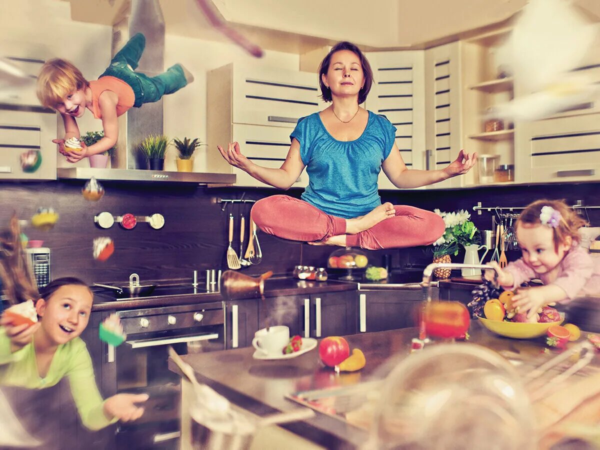 Счастливая семья в загородном доме. У человека должен быть дом. Уютный домик. Цитаты про дом. Дом мечты.