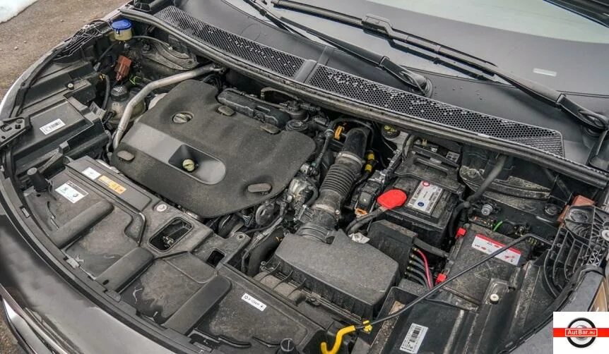 Peugeot 2008 двигатель. Двигатель пежо 5008. Peugeot 5008 bluehdi 2. Подкапотное пространство пежо 3008. Пежо 5008 под капотом.