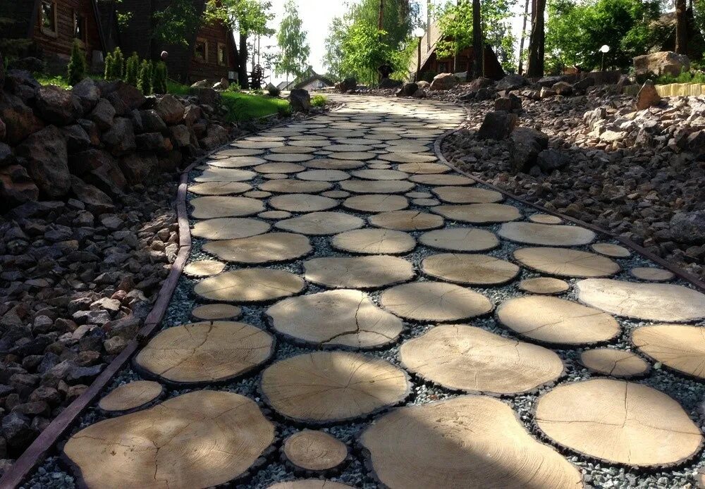 Садовые дорожки из дерева. Садовые дорожки. Дорожки из деревянного спила. Дорожка из спилов. Дорожки на даче.