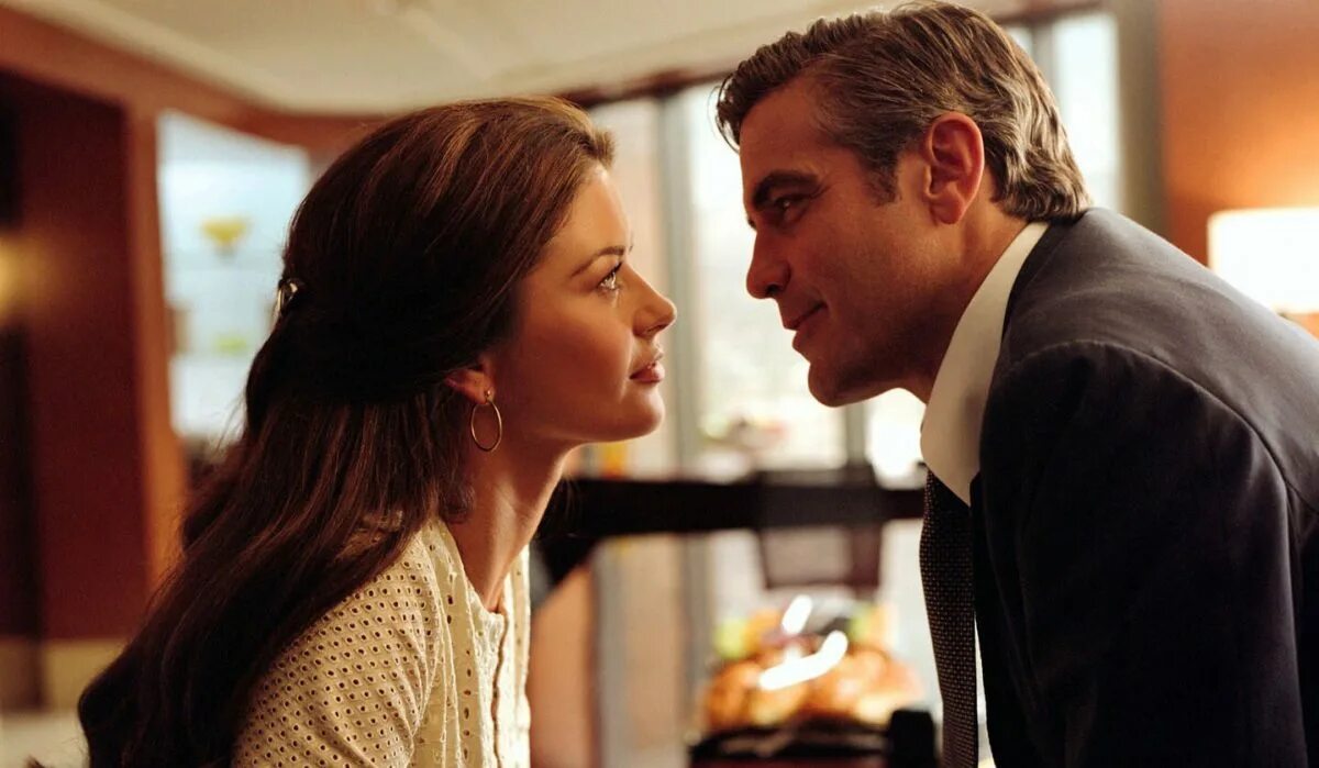 Влюбленный взгляд мужчины на женщину. Парень смотрит бывшую. Мужчина и женщина с телефоном. Юноши и девушки. Разговор между мужчиной и женщиной.