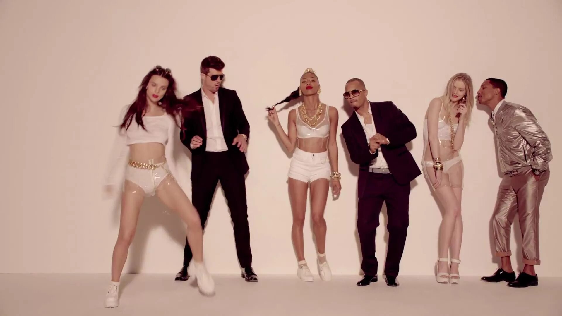 Слушать клип где. Blurred lines. Robin Thicke blurred lines ft. T.I., Pharrell. Pharrell Williams feat Robin Thicke. Робин тик blurred lines.