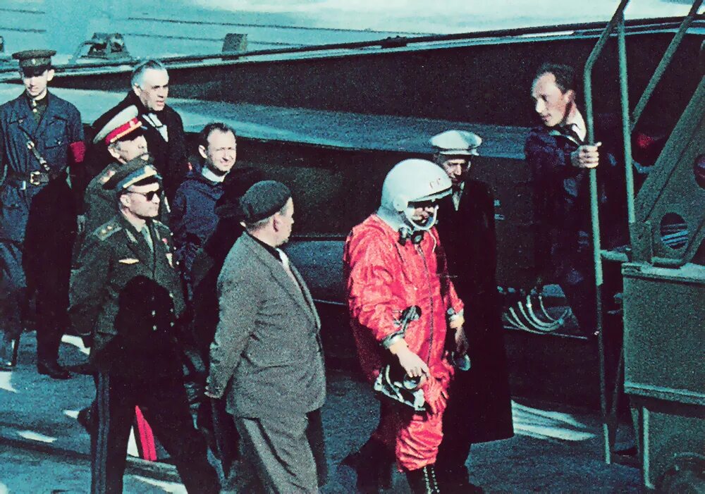 Первый станет последним. Гагарин 1961 перед стартом. Байконур перед стартом Гагарина 1961. 12 Апреля 1961 Королев и Гагарин.