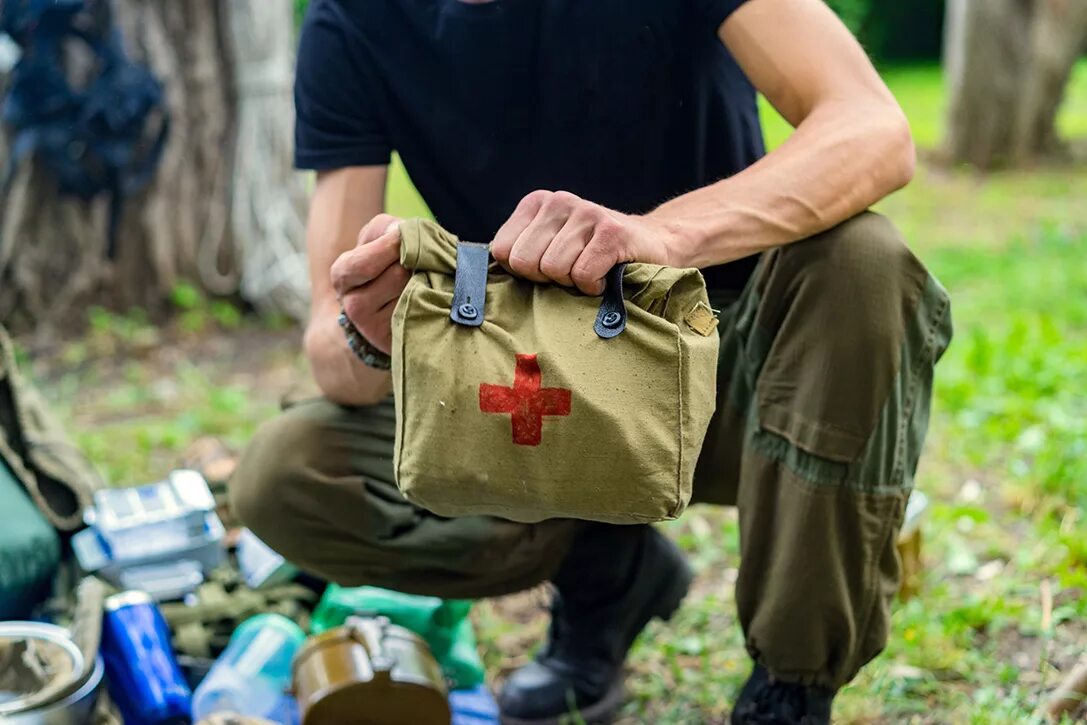 Заболел в поездке. Аптечка в поход. Медицинская аптечка в походе. Аптечка для выживания в лесу. Оказание первой помощи в лесу.