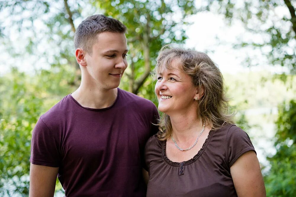 Mom love her son. Мама друга. Мом хаусвайф. Mom love her son. Мама друга.