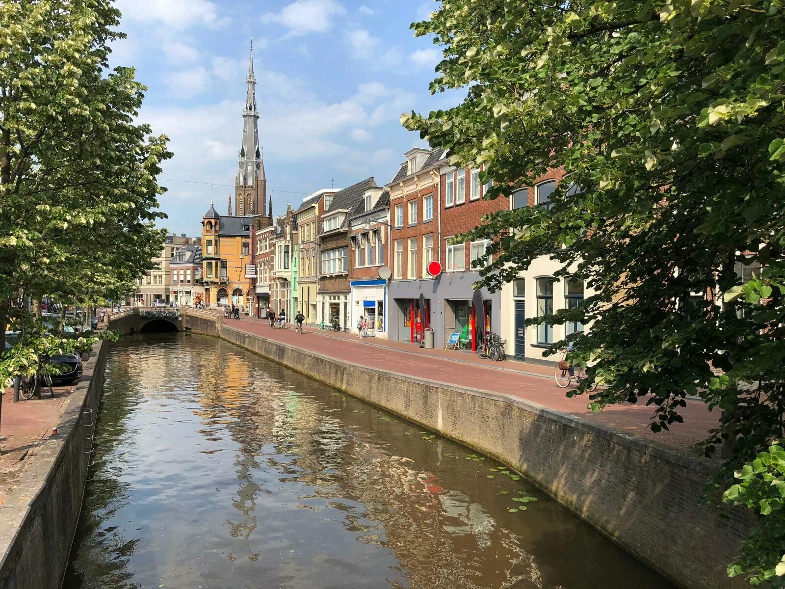 Леуварден нидерланды. Леуварден нидерланды. Амстердам фото туристов. Leeuwarden город. Леуварден улицы.