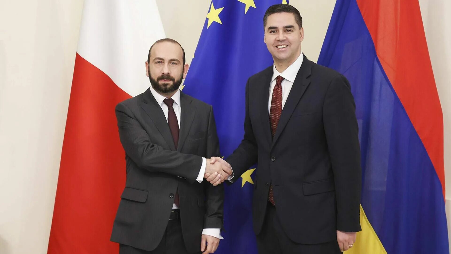 Россия армения дружба. Любовь кавказца. Армянские отношения. Спикер парламента армении. Армения турция флаг.