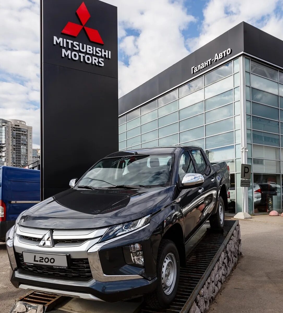 Купить новую митсубиси спб. Митсубиши Моторс Аутлендер черный. Mitsubishi Motors автомобили Mitsubishi Галант. Митсубиси Моторс 2012. Мицубиси Моторс Паджеро.