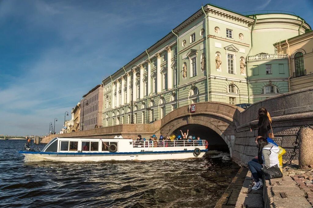 Дворцовая набережная экскурсии. Дворцовая набережная спб. эрмитажный мост в санкт-петербурге. эрмитажная пристань санкт-петербург. эрмитажный театр вид с невы.