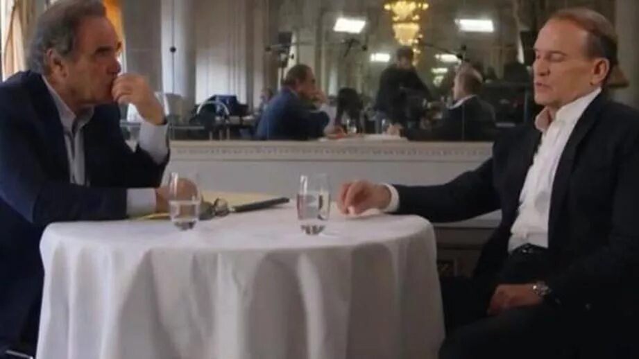 Оливер стоун путин. Медведчук виктор и оливер стоун. Интервью с путиным оливер стоун. Интервью стоуна. Американский кинорежиссер оливер стоун.