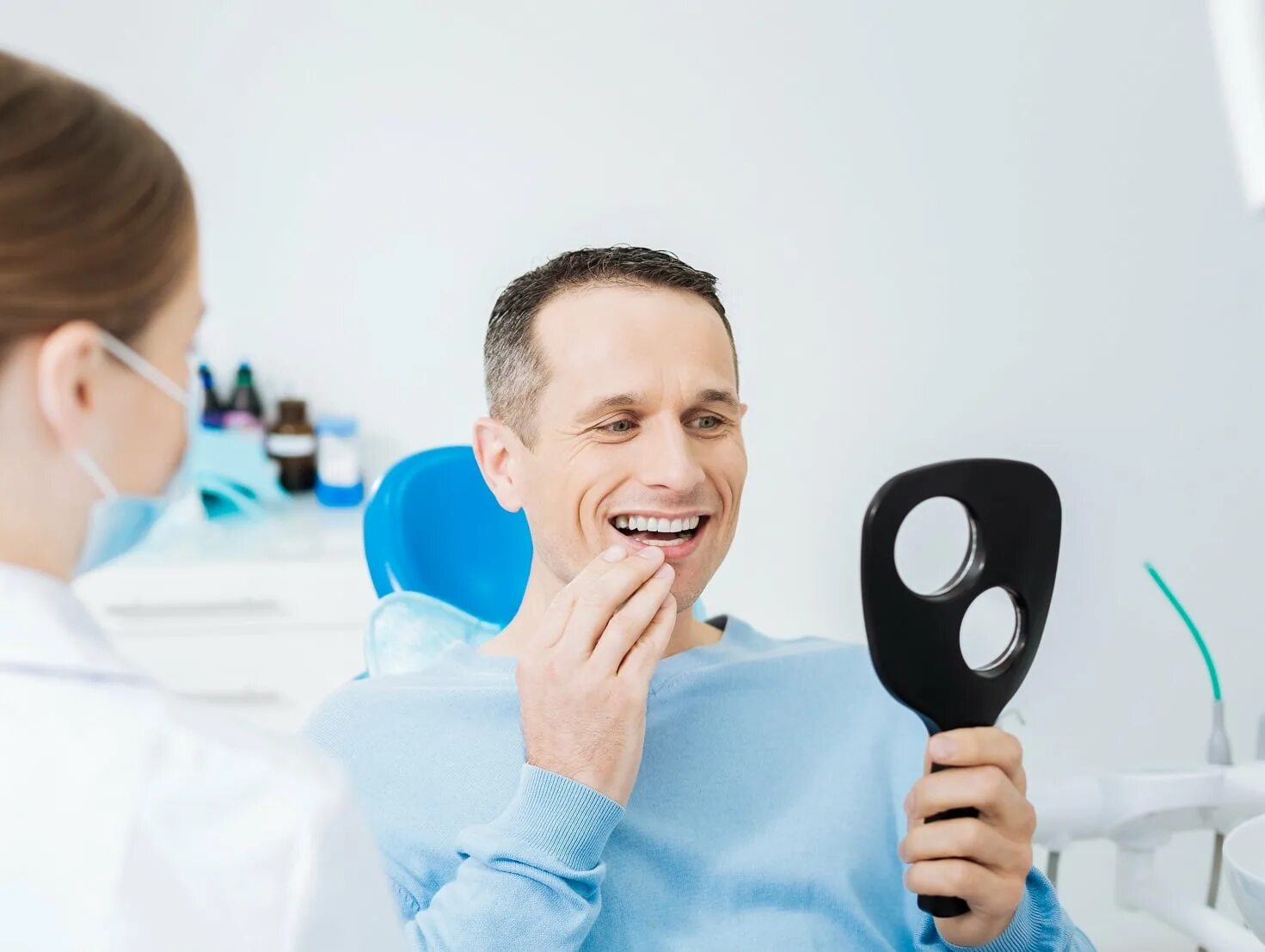 Три стоматолога. Стоматолог мужчина. Стоматолог и пациент. Довольный пациент. Довольный пациент у стоматолога.