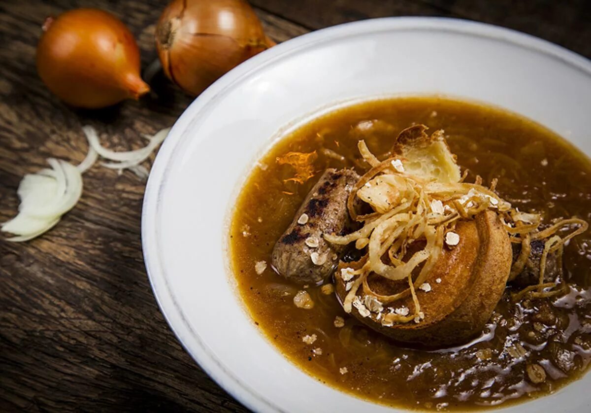 Заяц в казане на костре рецепт с фото пошагово. Ресторанные блюда из перепелов. Луковая утка. Охотничья похлебка из утки ресторан. Курица с рулетиками из теста с луком.