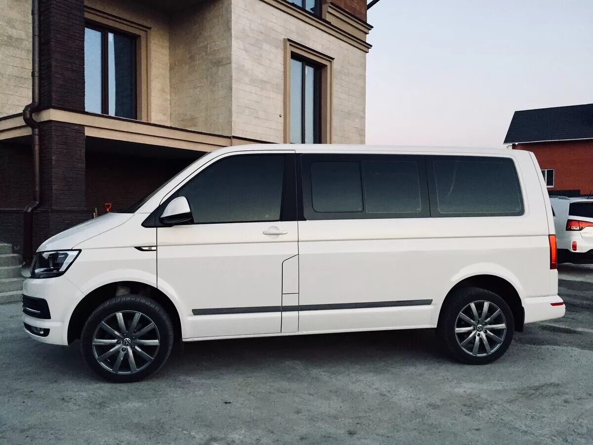 Т 6 ру. Volkswagen Caravelle t6 White. Фольксваген Каравелла т6 белый. VW Multivan t6.1 белый. VW Caravelle t6 белый.