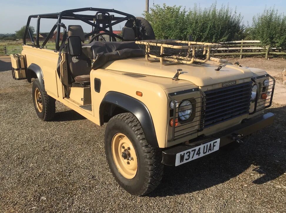 Land Rover Defender армейский. Ленд Ровер Дефендер 1965. Land Rover Defender 110 с пулеметом. Defender 110 без крыши.