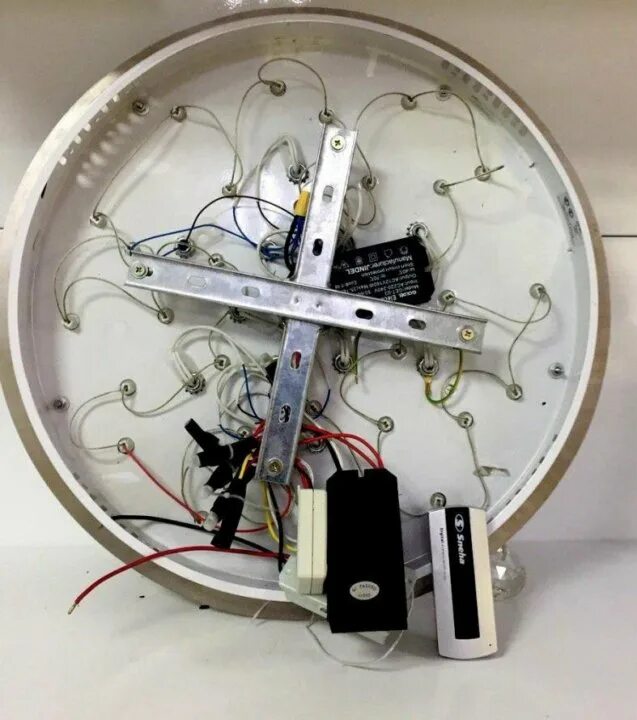 Не включается люстра с пультом. Люстра с пультом. Монтаж люстры с пультом управления. Сборка светодиодных люстр с пультом управления. Чиним люстру с пультом.