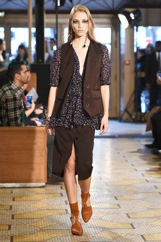 Круизная коллекция прада. Мода 2019. Уличный стиль. Стильная женщина. Женщины 50 лет в розовых костюмах.