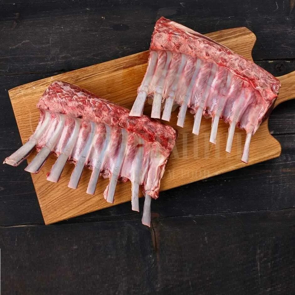 Ребра баранина. Корейка ягненка на кости. Корейка баранья. Корейка 8 ребер баранья. Бараньи ребрышки.