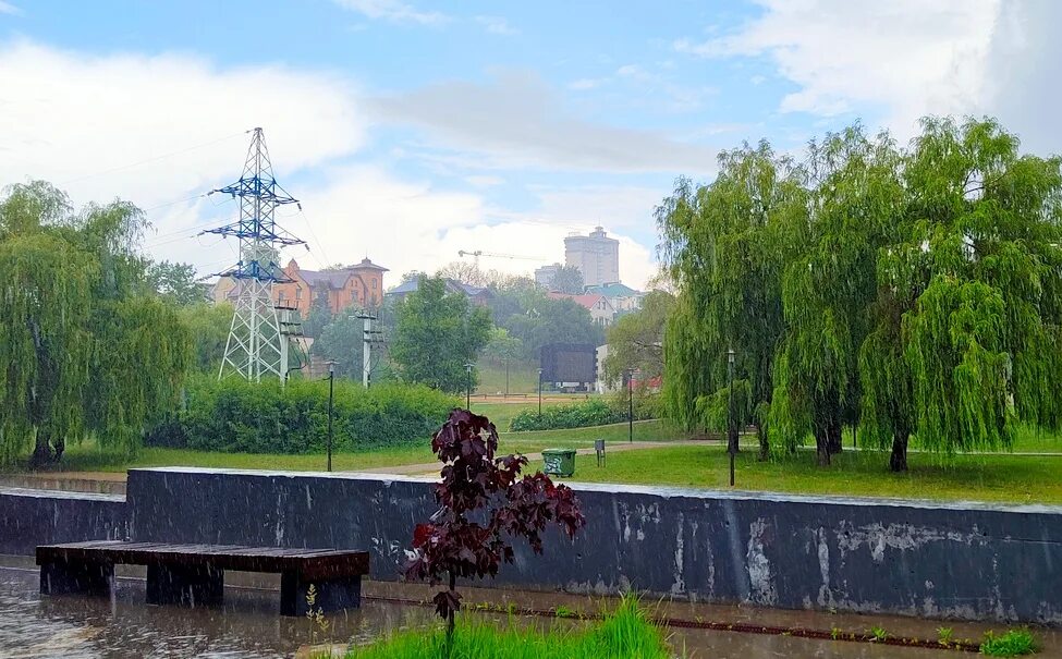 Дождь в Липецке парк молодежный. Липецк фиолетовые дожди. Ливень с грозой в городе. 28 Метров в секунду ветер. Ветер 20 метров
