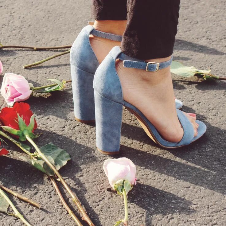 Топтать цветы. Топтать цветы. Разбитое счастье. Каблуки протыкают асфальт. Топтать цветы.