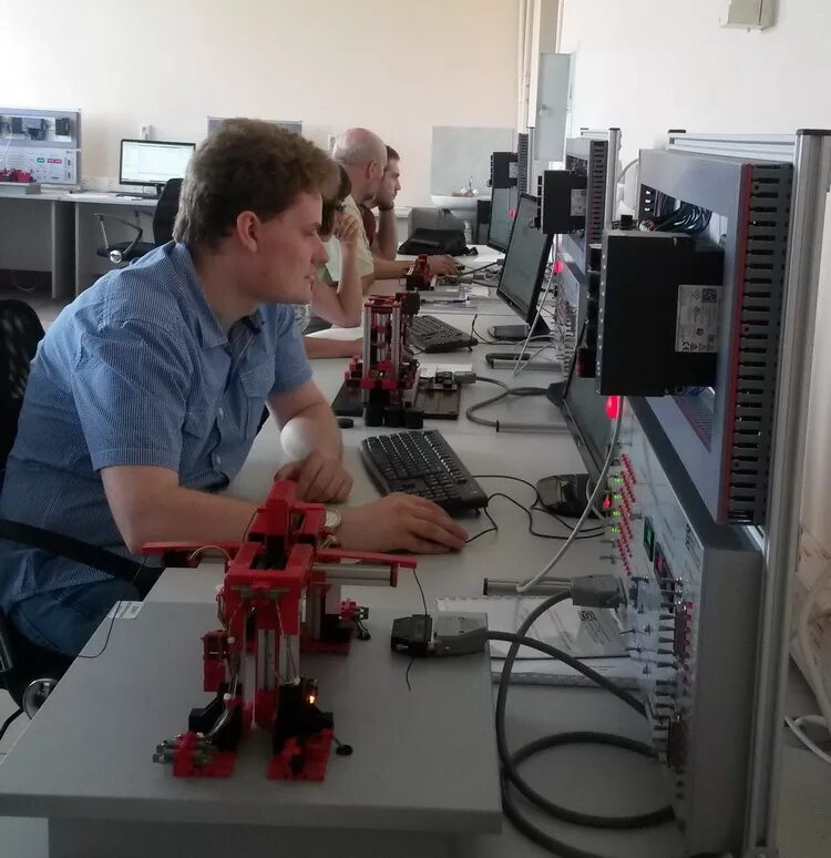 высокотехнологичное оборудование. автоматизация производства. оценка технического состояния скважины. техническое исследование документов. изучение технического.