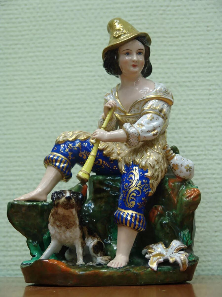 Статуэтка пастушок. Статуэтка пастушок. Майолика статуэтки. Фарфоровый пастушок завода корнилова. Статуэтки каподимонте кавалер и дама.