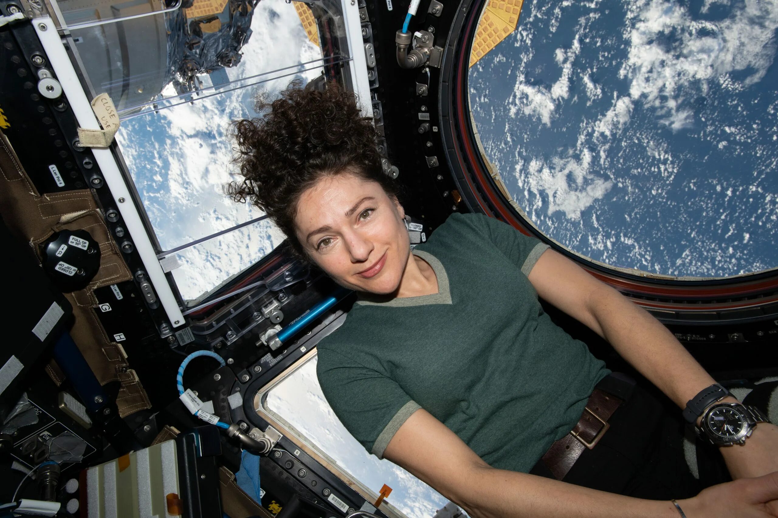 Космонавты на мкс. Космонавты на мкс. Астронавты на мкс. Экипаж мкс 2024. Серена ауньон.