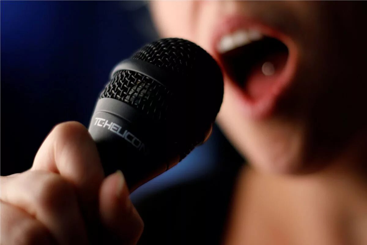 Музыка для микрофона петь. Поет в микрофон. Микрофон для пения. Рука с микрофоном. Микрофон красивый.