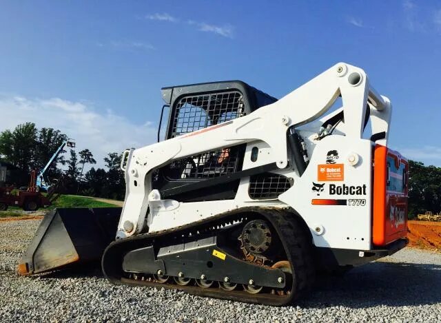 Двигатель bobcat. Бобкэт t770. Бобкэт 770. Bobcat т870. Бобкат 770 разгрузка бетона.