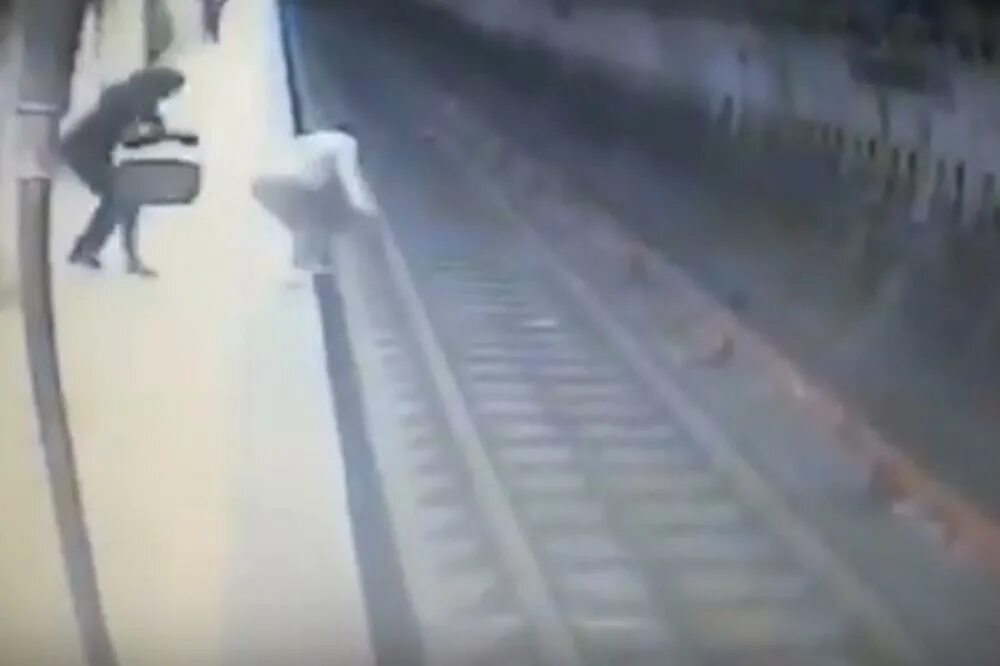 Женщина попала под поезд. Толкнул женщину под поезд.