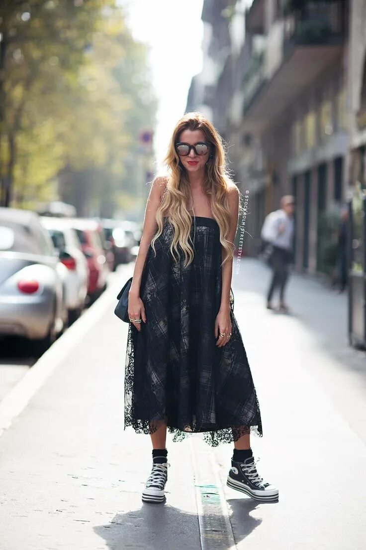 платье с грубыми ботинками. образы с грубыми ботинками. тотал блэк лук 2020. косуха с платьем. платье с грубыми ботинками.