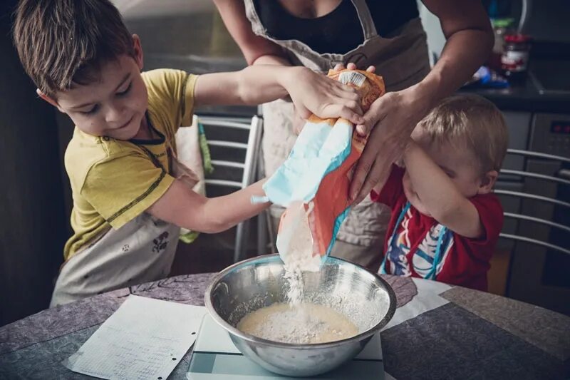 Мама с дочкой готовят на кухне. Вкусные завтраки для папы. Как сделать вкусную маму. Оригинальный завтрак для любимого мужчины. Оригинальный завтрак для любимой.