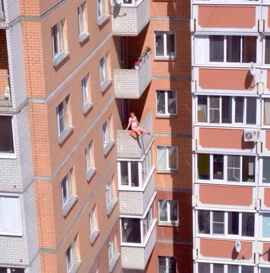 Окно в доме напротив. В окне дома напротив. Смежный балкон. Загорает на балконе.