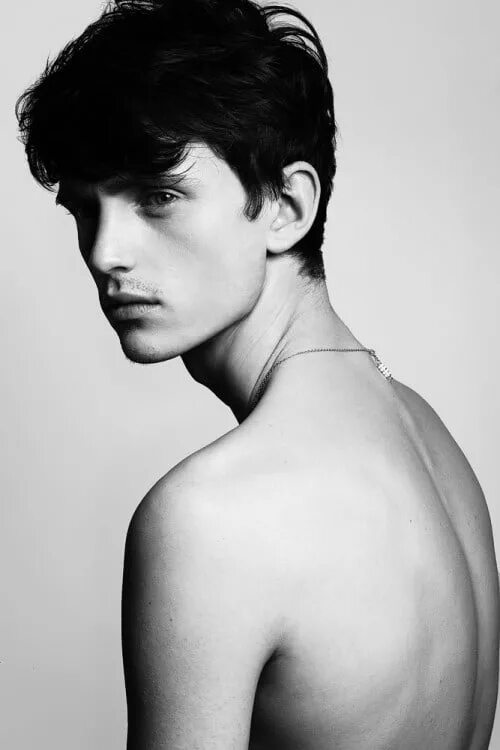 Парень в профиль. Худощавое мужское лицо. Худой парень лицо. Linus wordemann модель. Лицо юноша бледный.