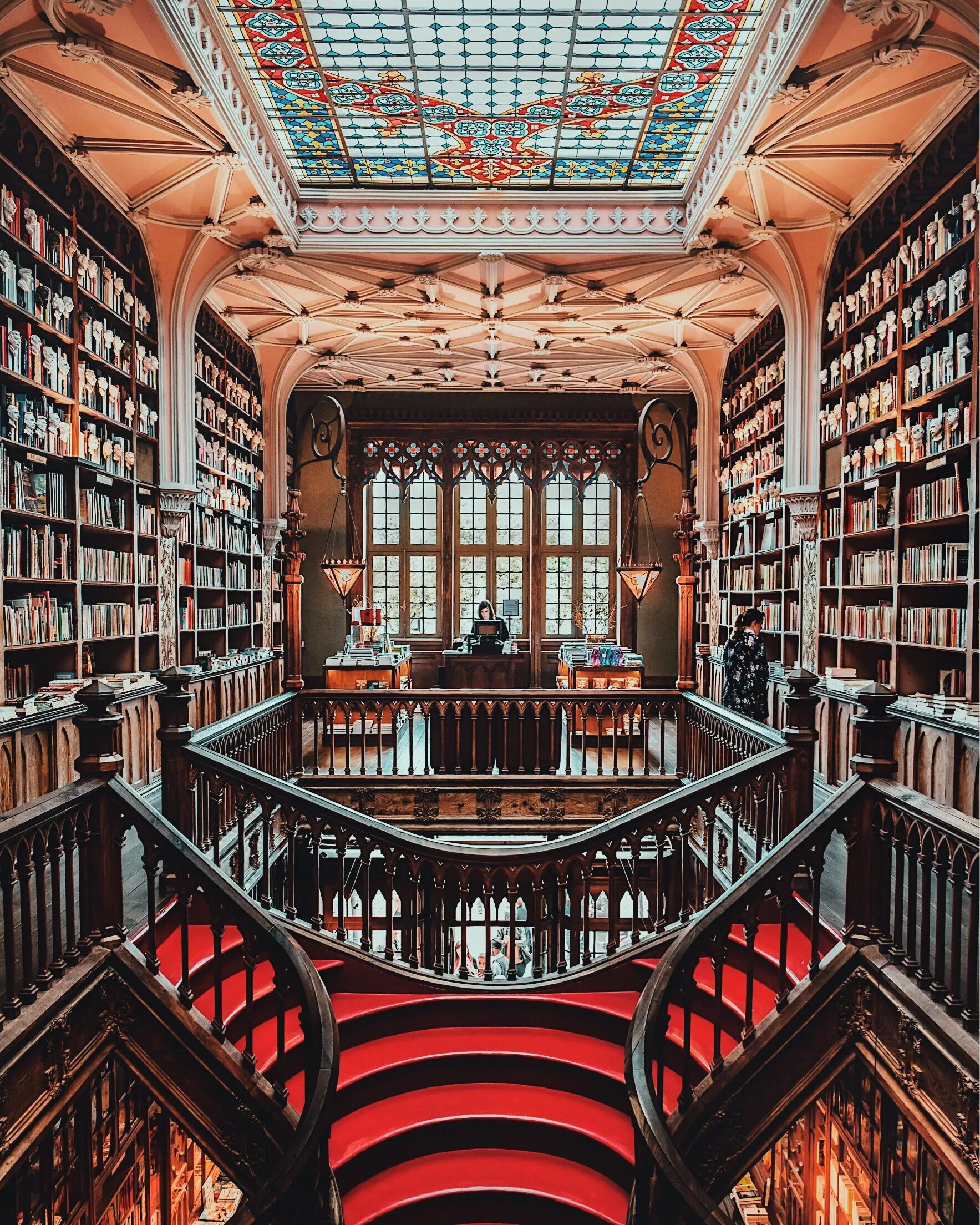 Крупнейшая библиотека европы. Livraria Lello Португалия. Livraria Lello e irmao, порту, Португалия. Книжный магазин Lello порту. Книжный магазин Livraria Lello.