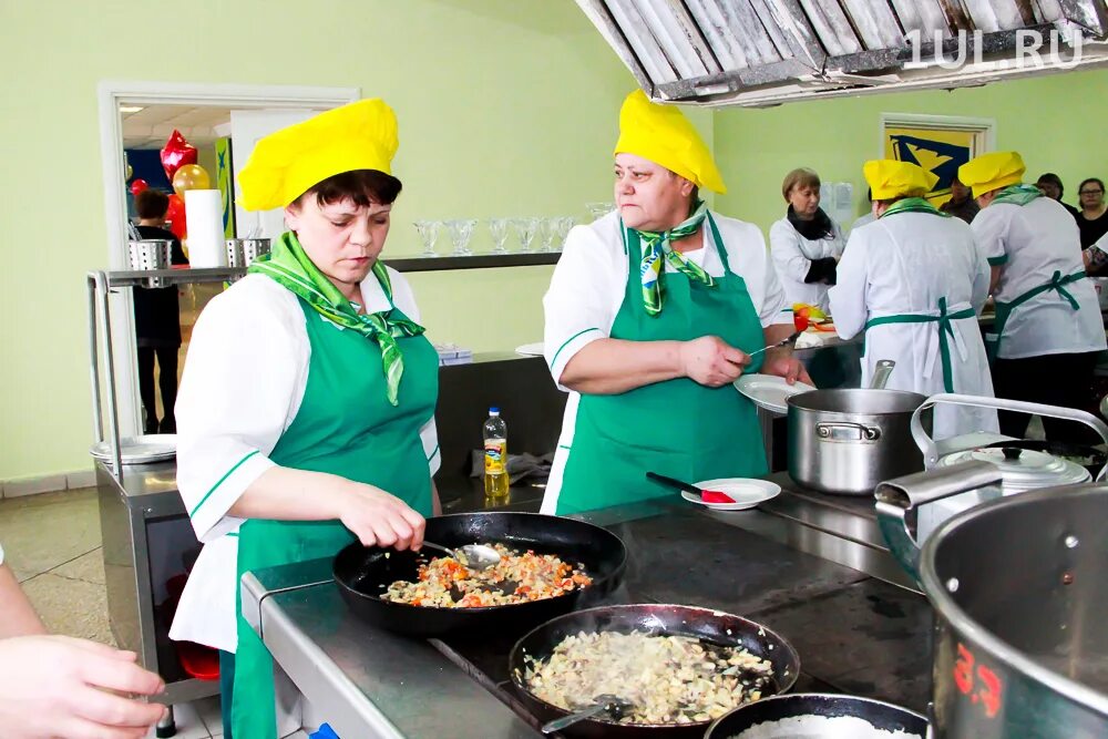 Школа кухонной рабочей. Кухня в школьной столовой. Повар в школьной столовой. Кухонные работницы в столовой. Кухонный работник в детском саду.