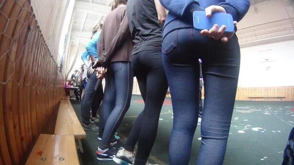 Девочки показывают очко. Лосины в школе. Девушки в обтягивающих джинсах в школе. Обтягивающие лосины в школе. Красивые попы в школе.