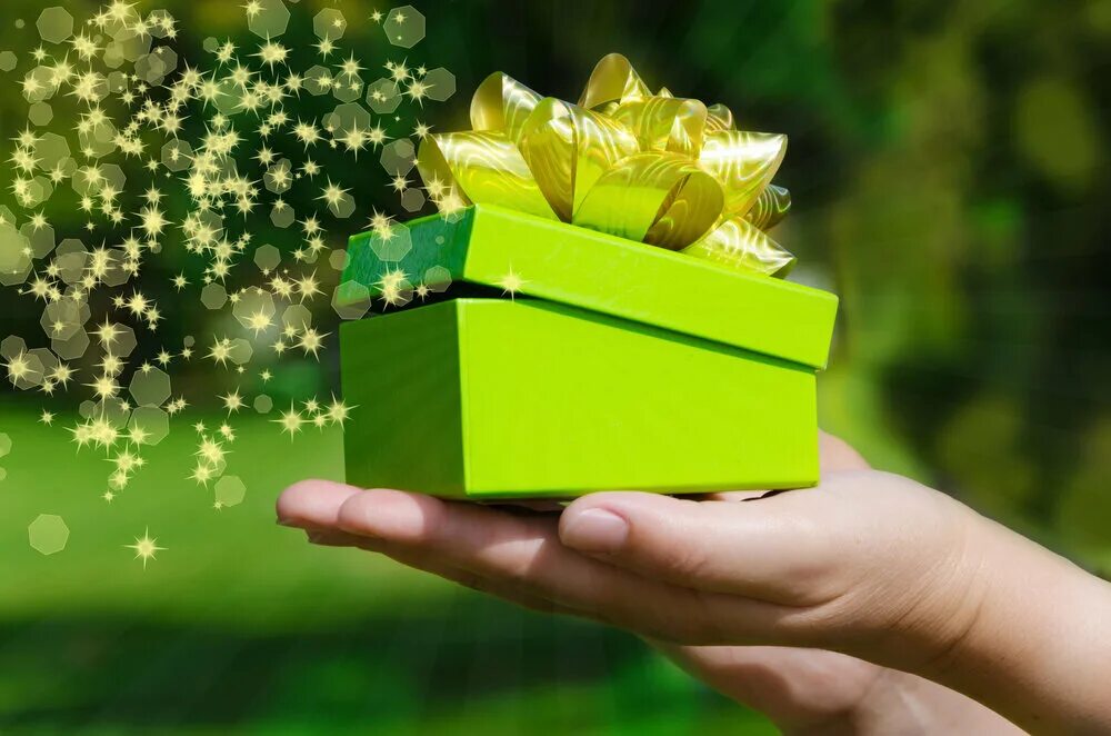 Чудесный сюрприз. Подарок зеленый. Подарки в зеленых тонах. Красивый зеленый подарок. Коробка для подарка.