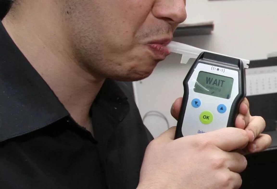 Проверь трубку. Дует в алкотестер. Проверь трубку. Дует в алкотестер. Трубка на алкоголь.