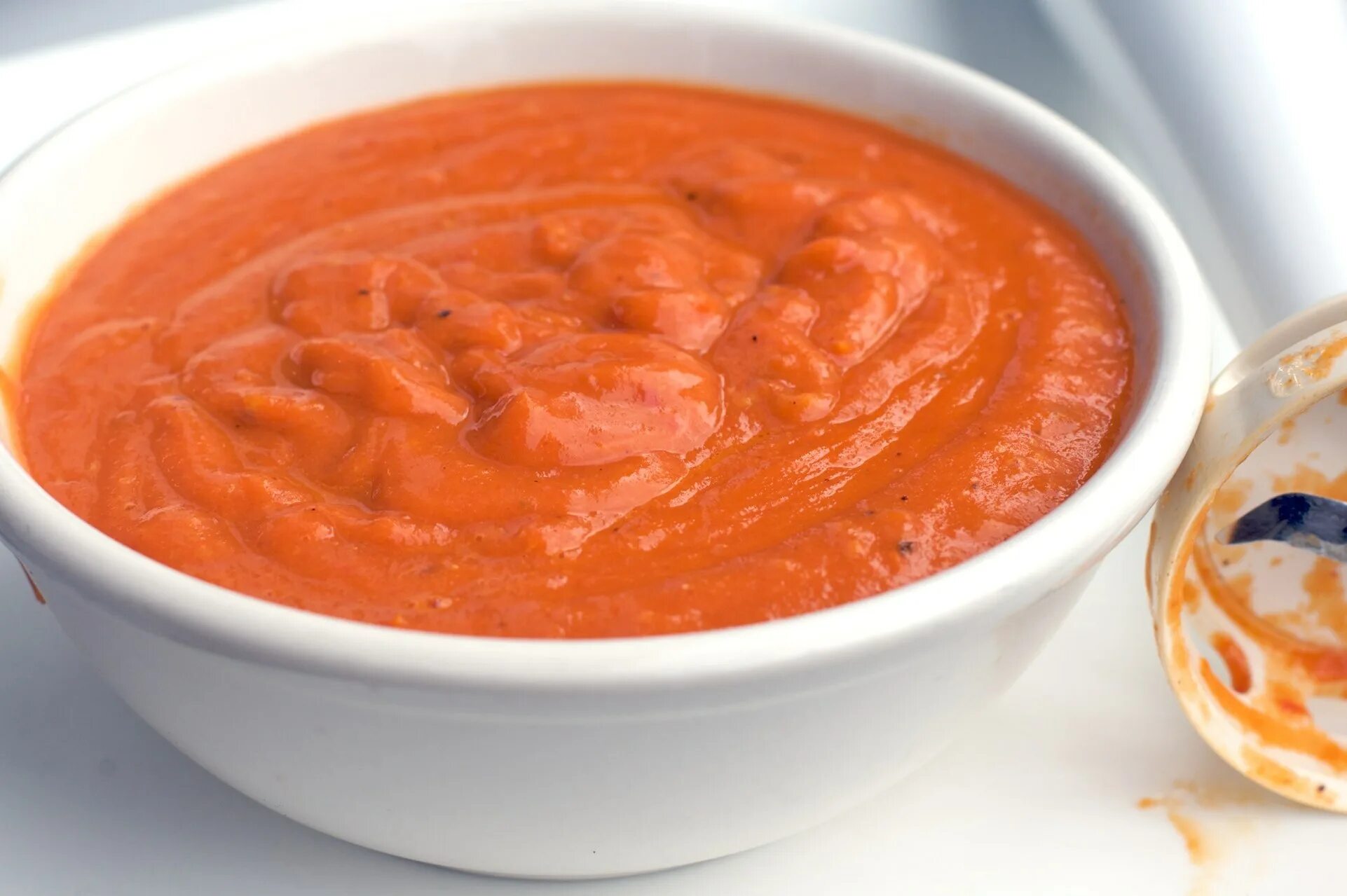 Подливка для котлет из томатной пасты. Подливка для котлет из томатной пасты. Соус для спагетти из томатной. Соус для котлет с томатной пастой. Подливка на сковороде.