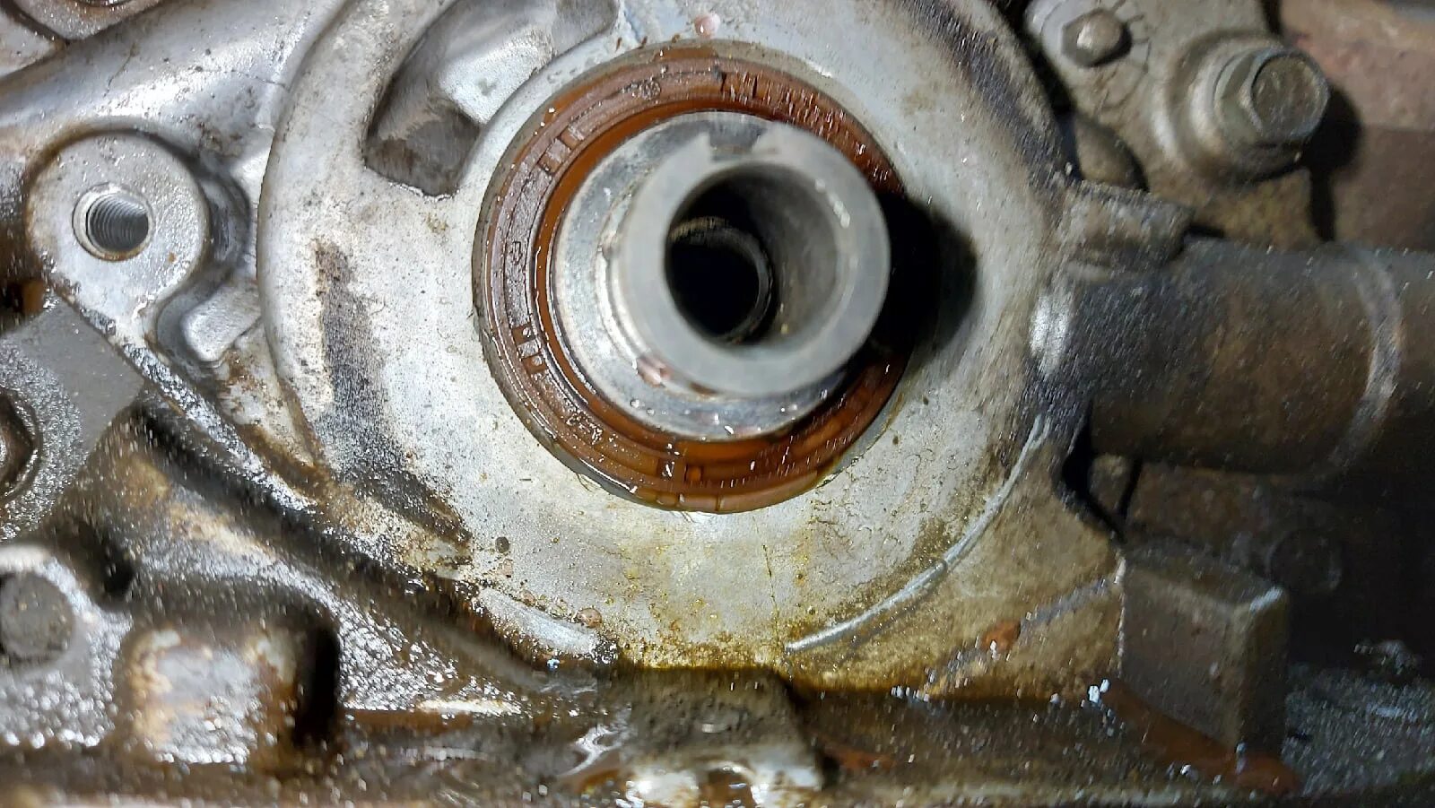 6. 8. Передний сальник коленвала марч. Задний сальник коленвала ниссан куб z10. Как поменять сальник коленвала шевроле.