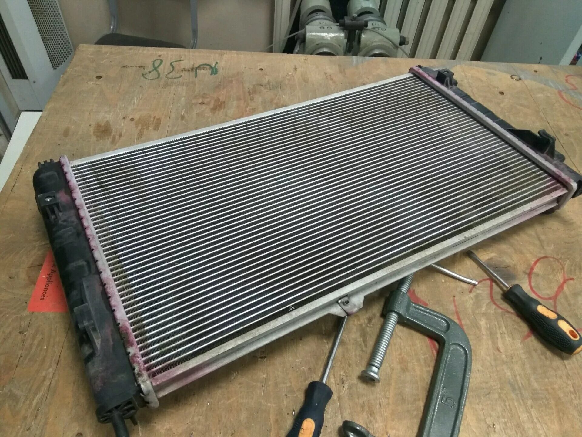 Ремонт автомобильных радиаторов. Пайка радиатора автомобиля. Ремонт автомобильных радиаторов. Паяние радиатора автомобиля. Детали для ремонта радиаторов.