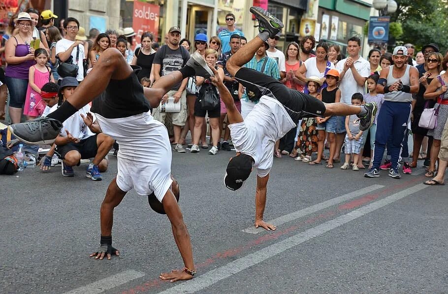 Уличные танцы. Уличные танцоры. Современные танцы на улице. Стрит танцы.