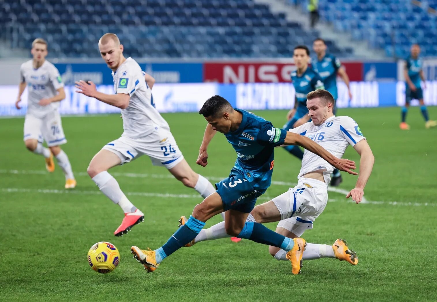 Футбол кубок зенит динамо москва. Зенит Динамо 3-1. Зенит Динамо РПЛ. Дзюба Динамо Москва. Динамо Зенит 2010.