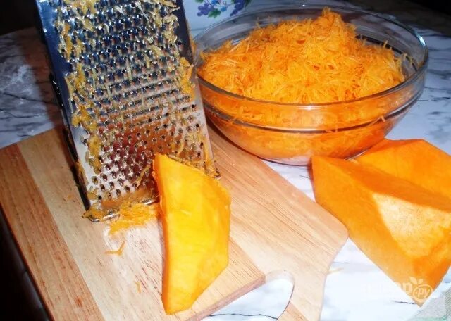 Салат из моркови и яблока. Натереть тыкву на терке. Натереть тыкву. Салат из тыквы. Тертая тыква.