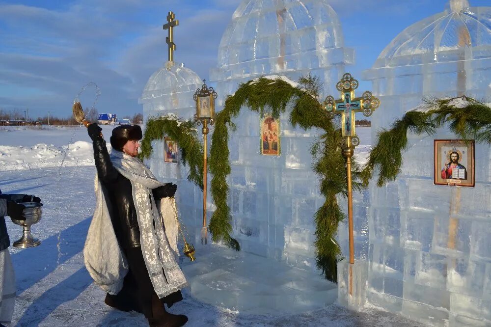 в чем крестить ребенка. крещение господне богоявление. крестины. дети в храме. празднование крещения господня.