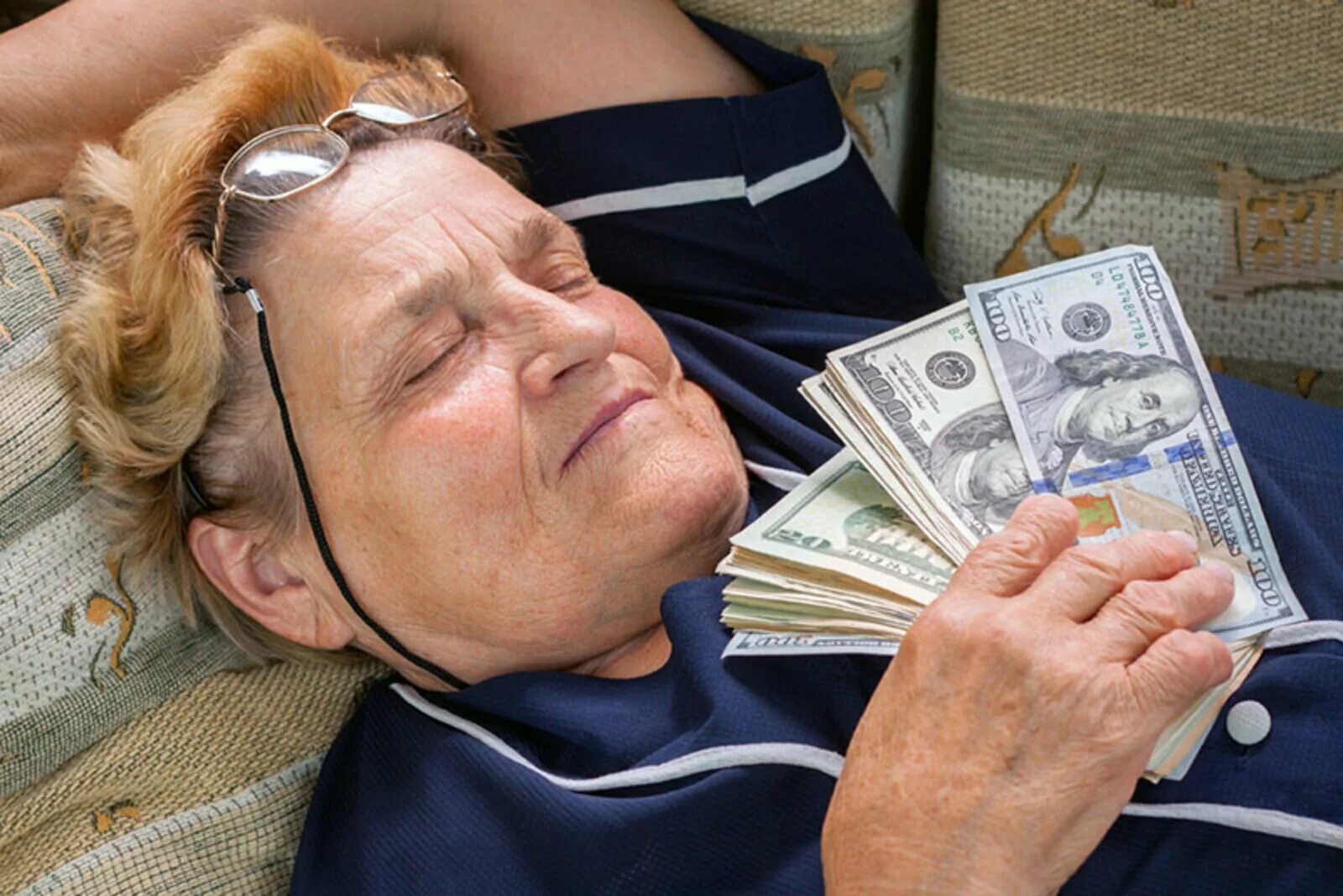 Бабушка получила. Бабушка с деньгами. Пенсионерка с деньгами. Пожилая женщина с деньгами. Повышение пенсии.