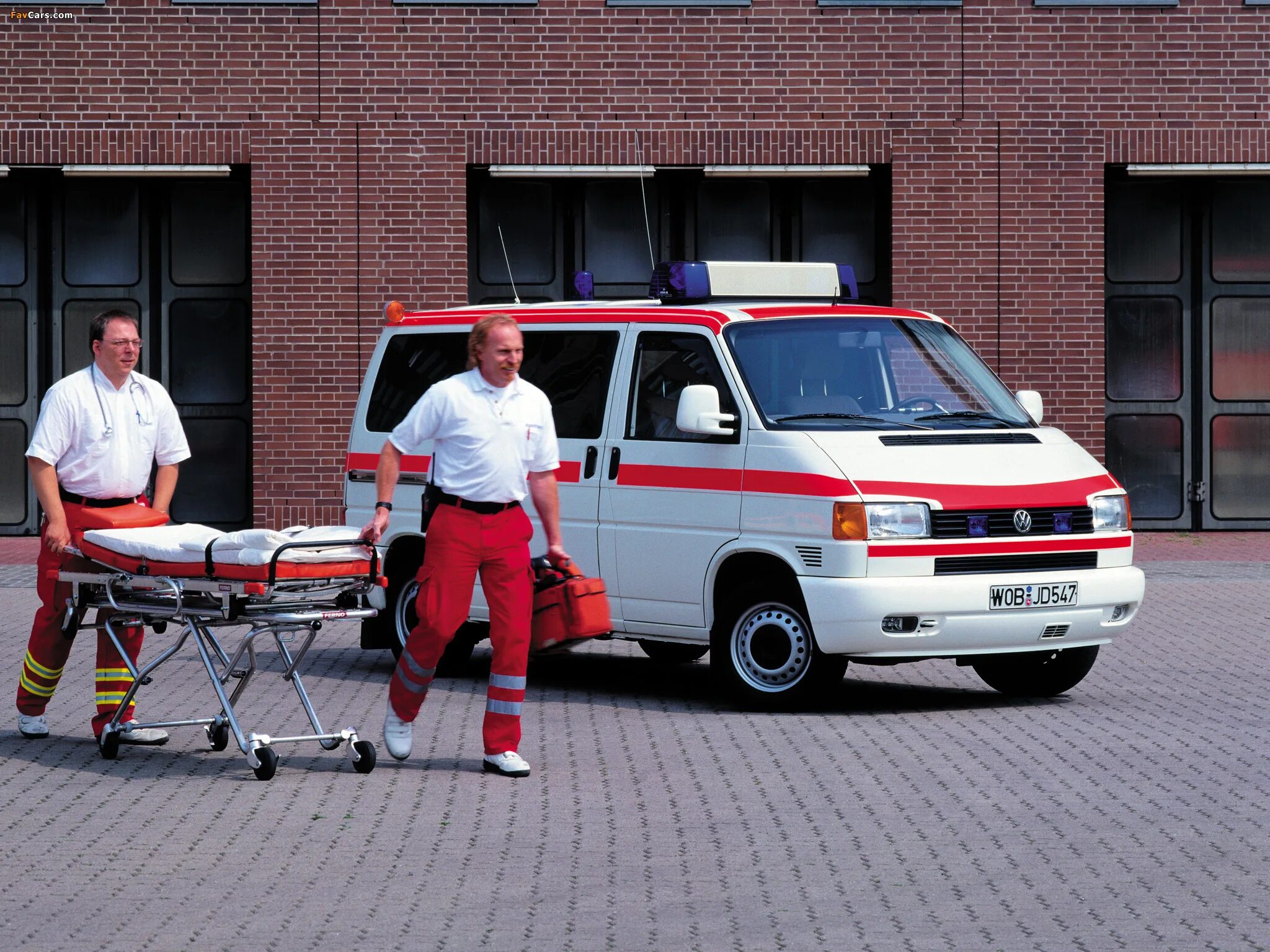 Транспортировка больных нижний новгород. Volkswagen t4 ambulance. vw transporter ambulance. реанимобиль фольксваген транспортер. перевозка больных машина.