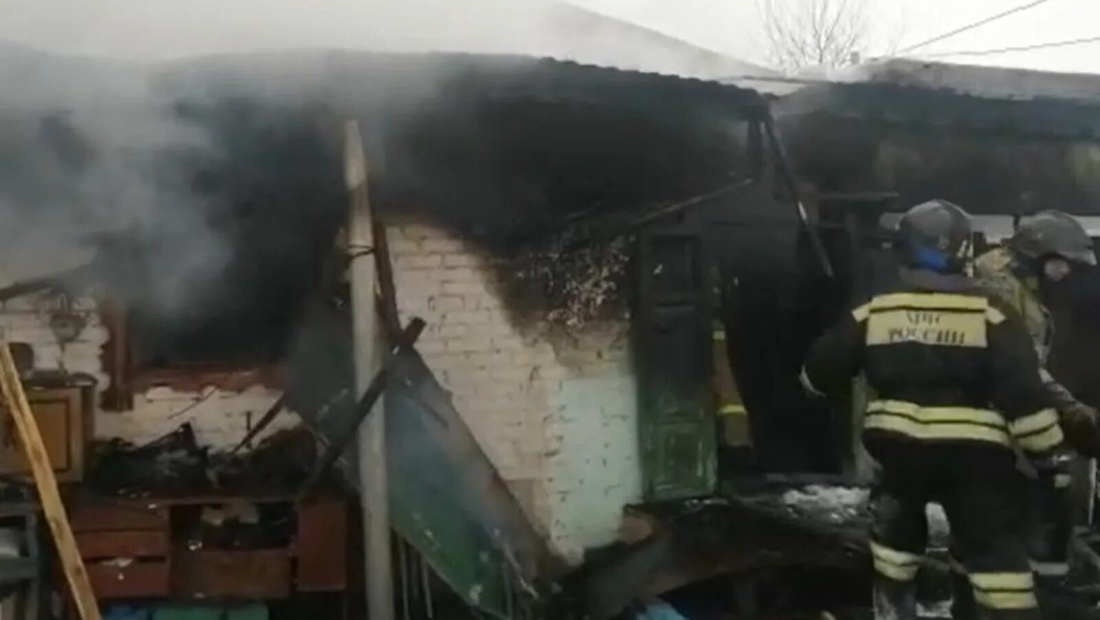 Взрыв газа в улукулево. Пожар горит дом. Взрыв газа в башкирии. Пожар дома. Ужасные дома в россии.